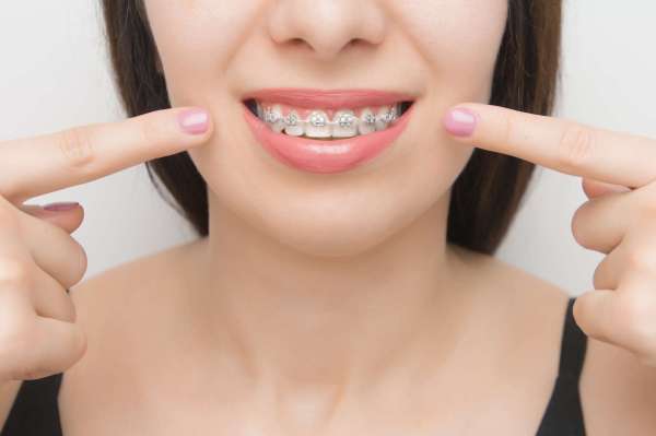 Profesjonalny dentysta Toruń poradzi sobie z problemem i ominie aparat na zębach