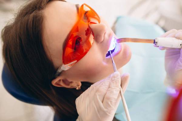 Wybielanie zębów lampą jest dziesięć razy skuteczniejsze od innych metod - przekonuja dentyści z Torunia